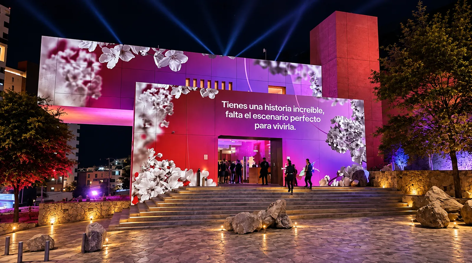 Fachada del edificio Yulán de noche con videomapping de flores y el mensaje "Tienes una historia increíble, falta el escenario perfecto para vivirla"